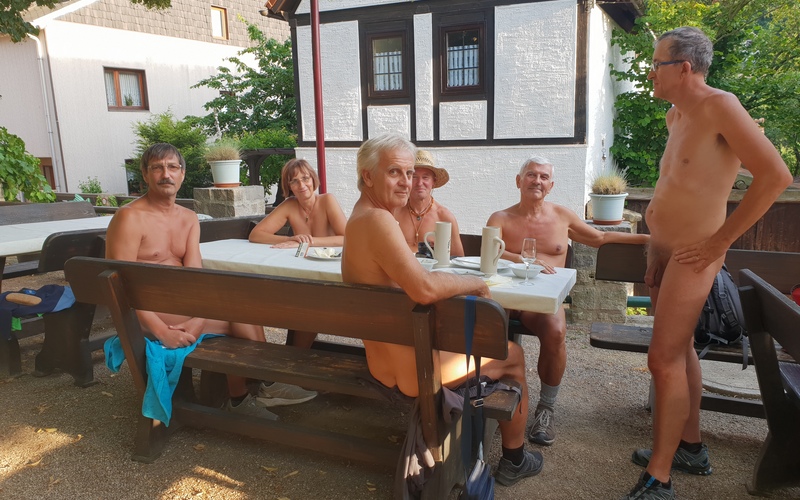 Jul 16: Der Wirt kennt seine nackten Gäste schon aus früheren Jahren
